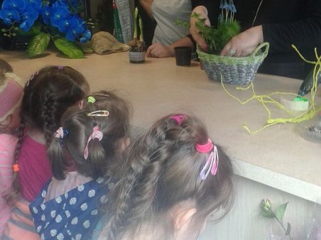Przedszkolaki w kwiaciarni
