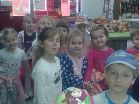 Przedszkolaki w kwiaciarni