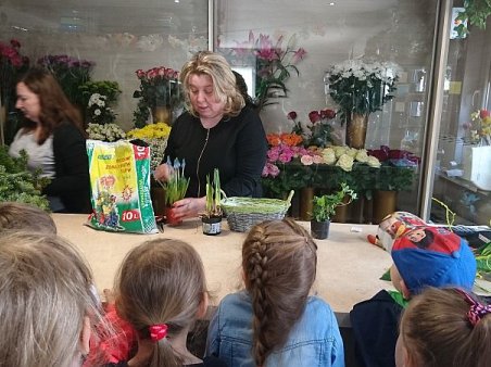 Przedszkolaki w kwiaciarni