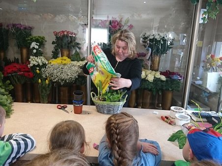 Przedszkolaki w kwiaciarni