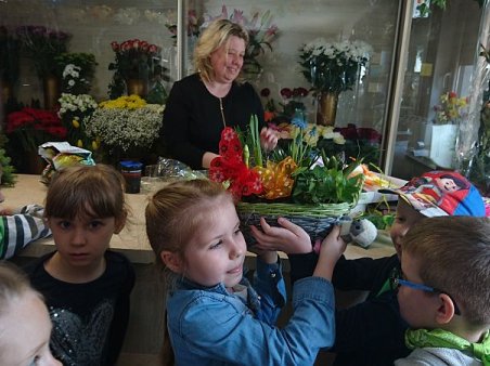 Przedszkolaki w kwiaciarni