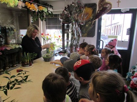 Przedszkolaki w kwiaciarni