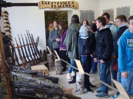 Gimnazjaliści w muzeum