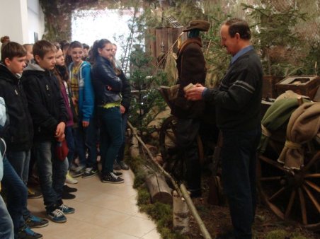 Gimnazjaliści w muzeum