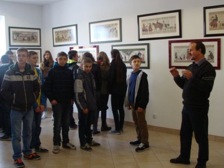 Gimnazjaliści w muzeum