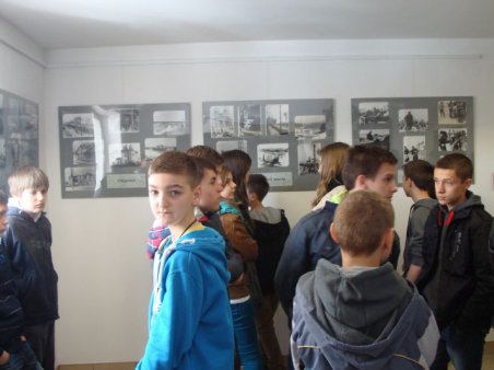 Gimnazjaliści w muzeum