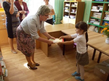 Uczniowie klas I otrzymują podręczniki