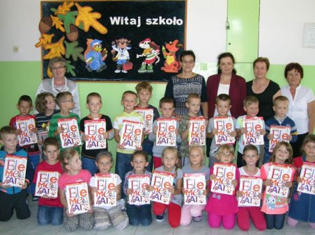 Uczniowie klas I otrzymują podręczniki