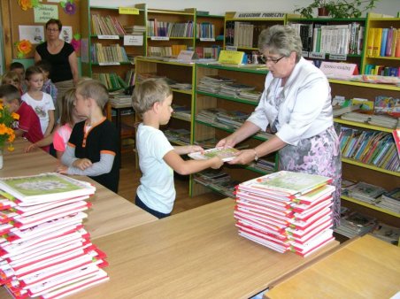 Uczniowie klas I otrzymują podręczniki