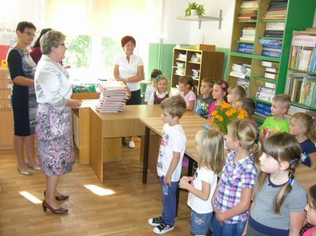 Uczniowie klas I otrzymują podręczniki
