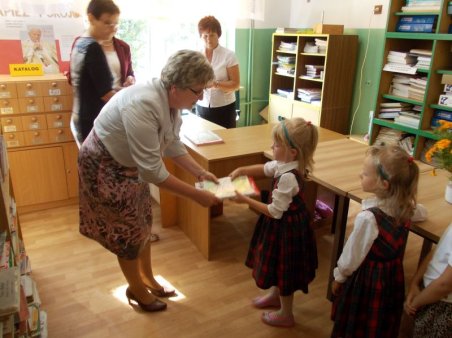 Uczniowie klas I otrzymują podręczniki