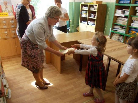 Uczniowie klas I otrzymują podręczniki