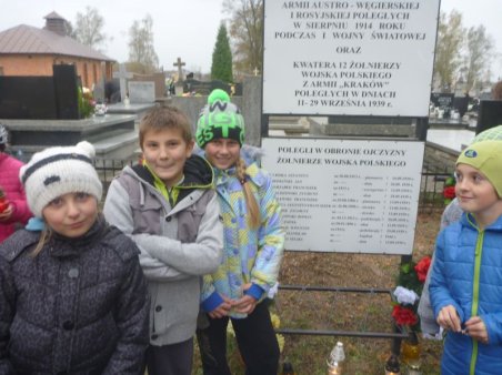 Wyjście zuchów na cmentarz