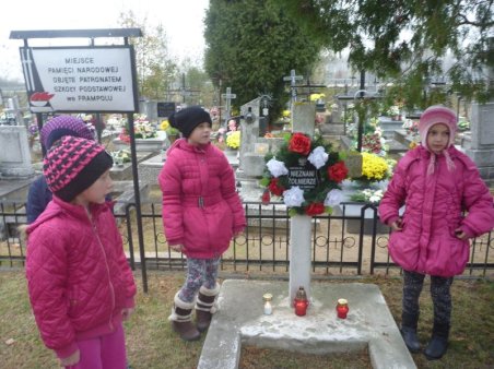 Wyjście zuchów na cmentarz