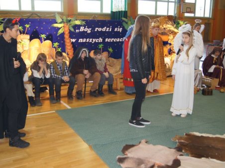 Bóg rodzi się w...