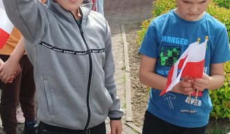 MARSZ Z FLAGAMI
