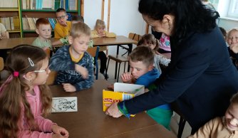 Podsumowanie cyklicznych spotkań z książką sześciolatków w bibliotece szkolnej w roku szkolnym 2024/2025.