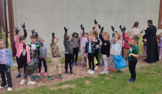  Klasy 1–3 sprzątają Ziemię! 