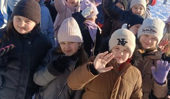 Zimowe dokarmianie ptaków przez uczniów klasy IIa, IIb i IIIa